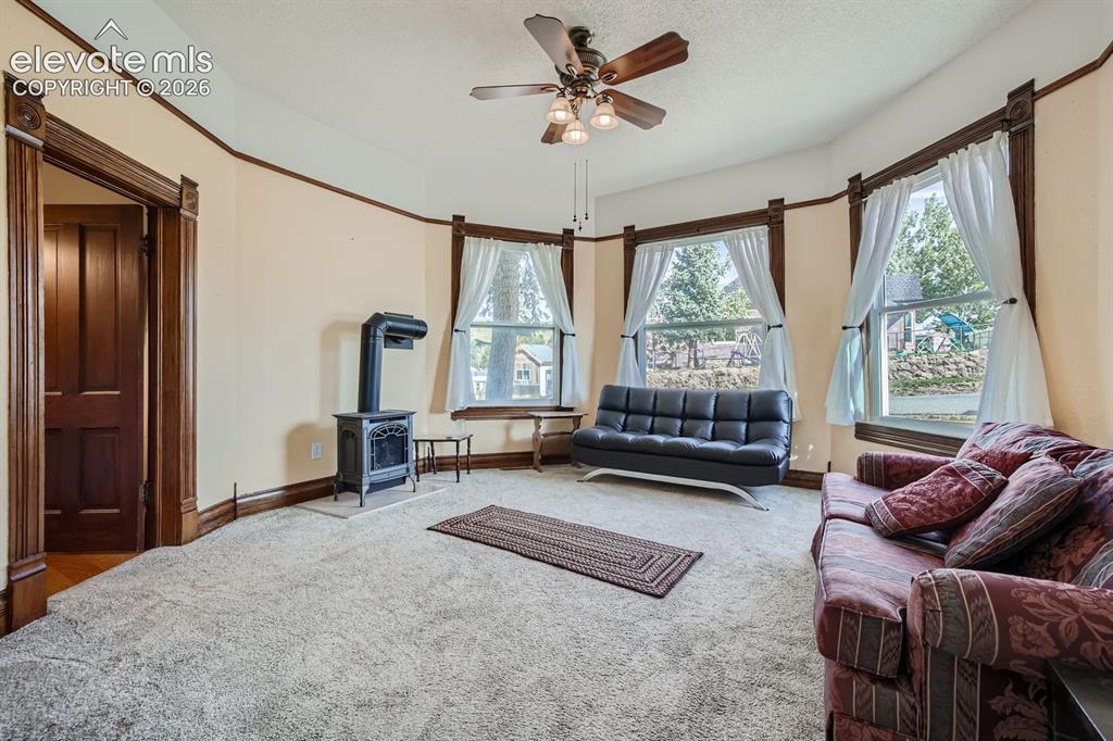 Image 3 of 11: Living Room