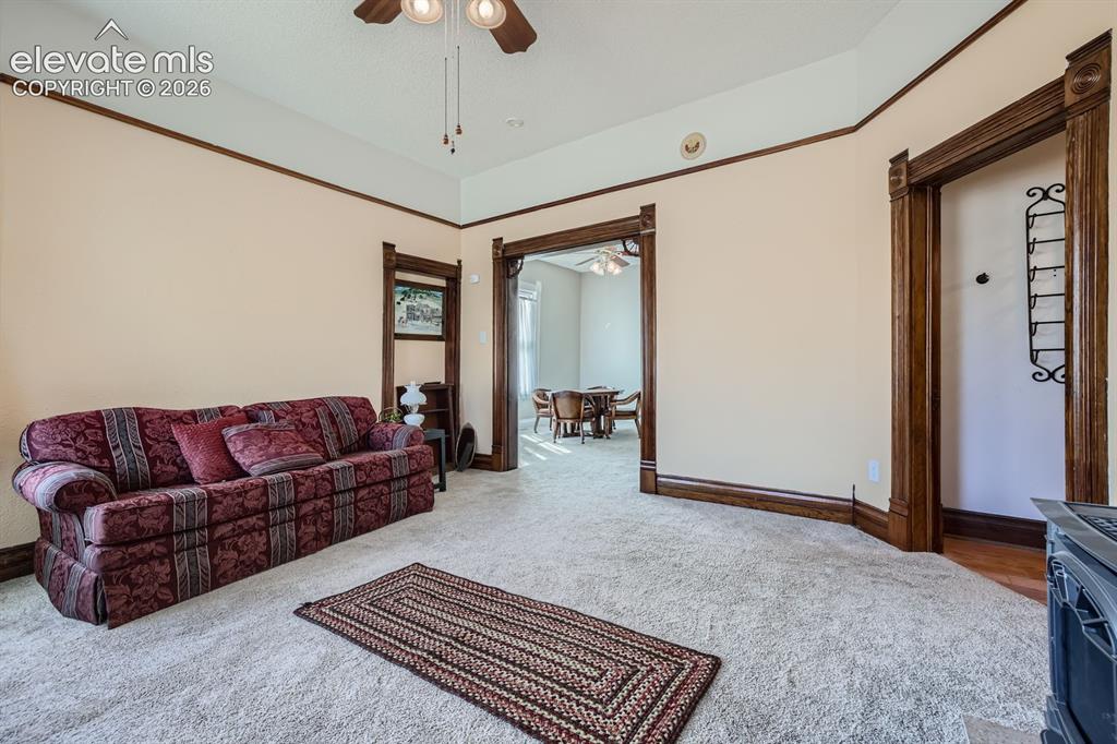 Image 4 of 11: Living Room