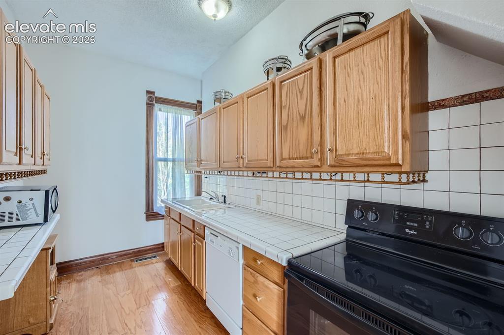 Image 5 of 11: Kitchen