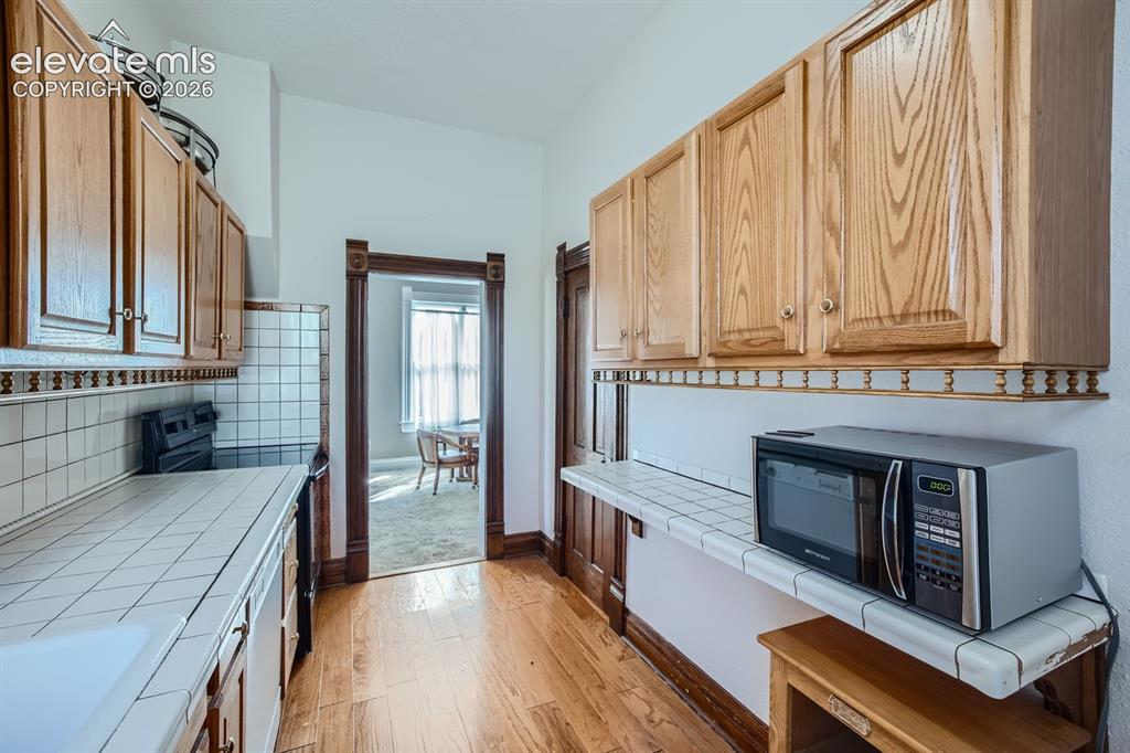 Image 6 of 11: Kitchen