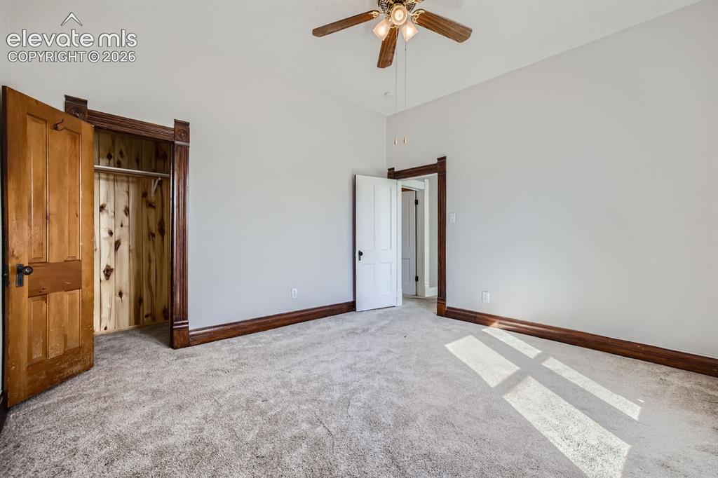 Image 8 of 11: Bedroom