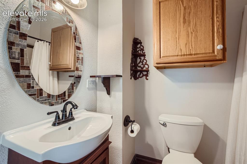 Image 9 of 11: Bathroom