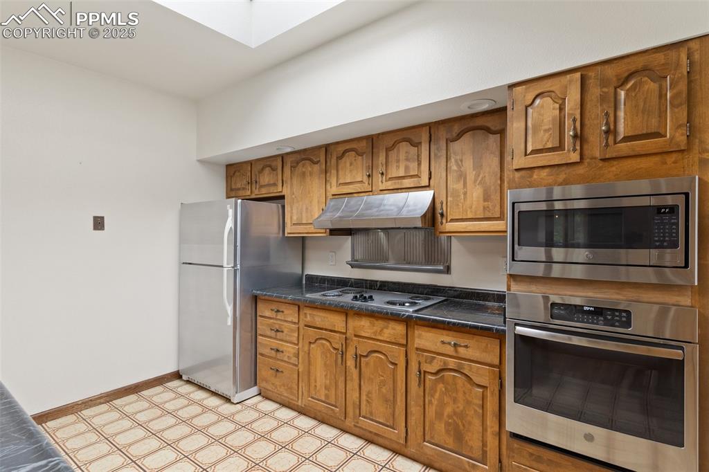 Image 10 of 23: Stainless appliances