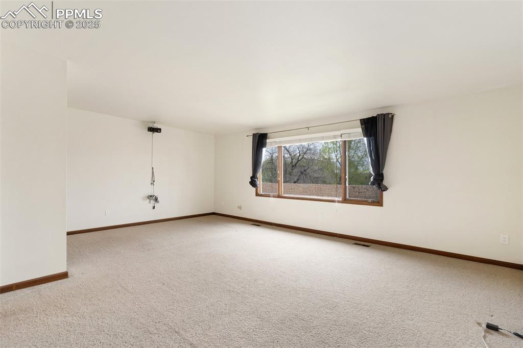 Image 15 of 23: Ultra spacious primary bedroom