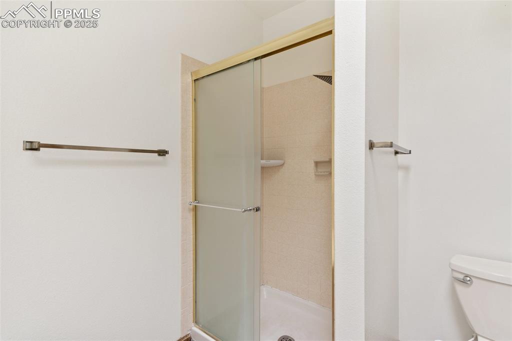 Image 18 of 23: Includes a separate shower