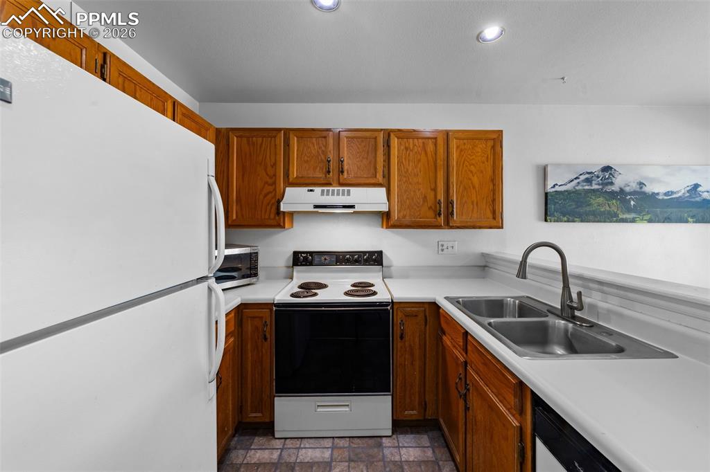 Image 22 of 33: Kitchen