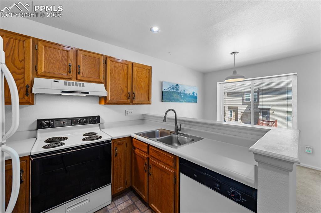 Image 23 of 33: Kitchen