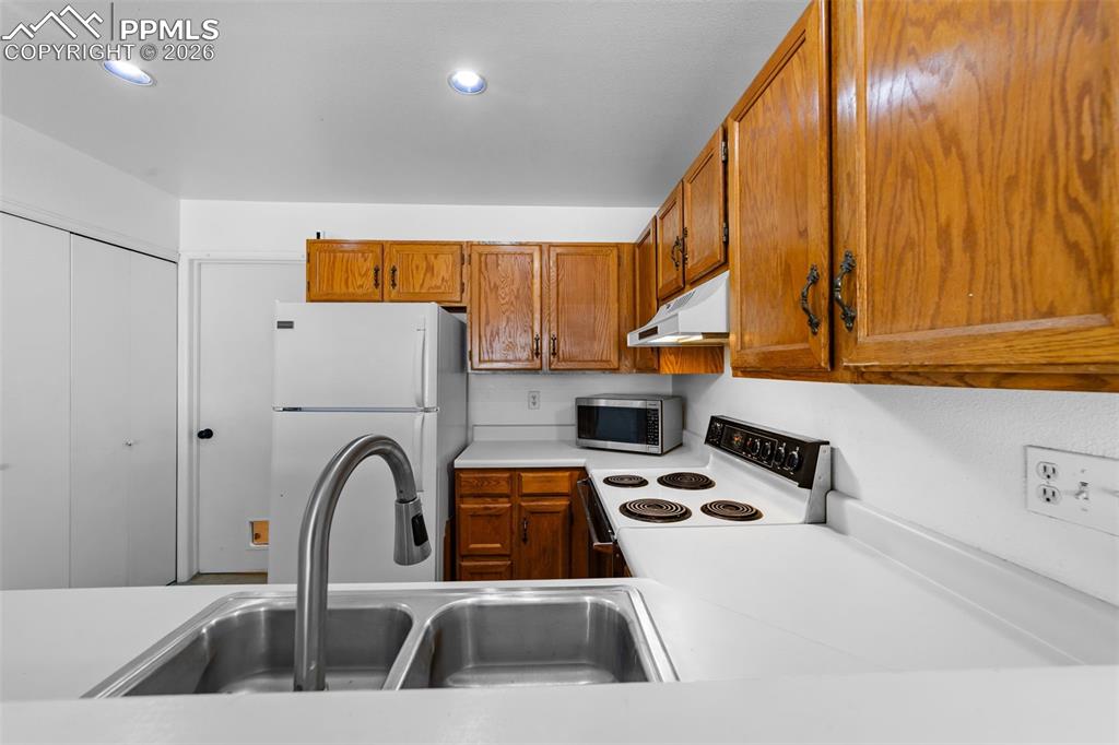 Image 25 of 33: Kitchen