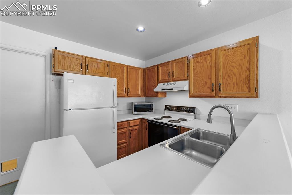 Image 26 of 33: Kitchen