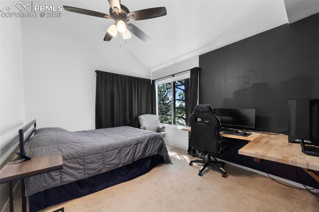 Image 27 of 33: Bedroom