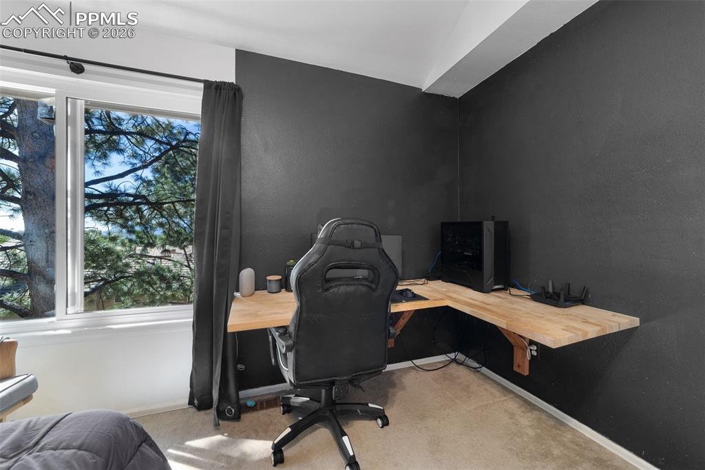 Image 30 of 33: Office