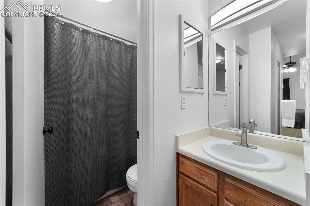 Image 31 of 33: Bathroom