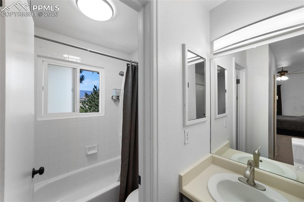 Image 32 of 33: Bathroom