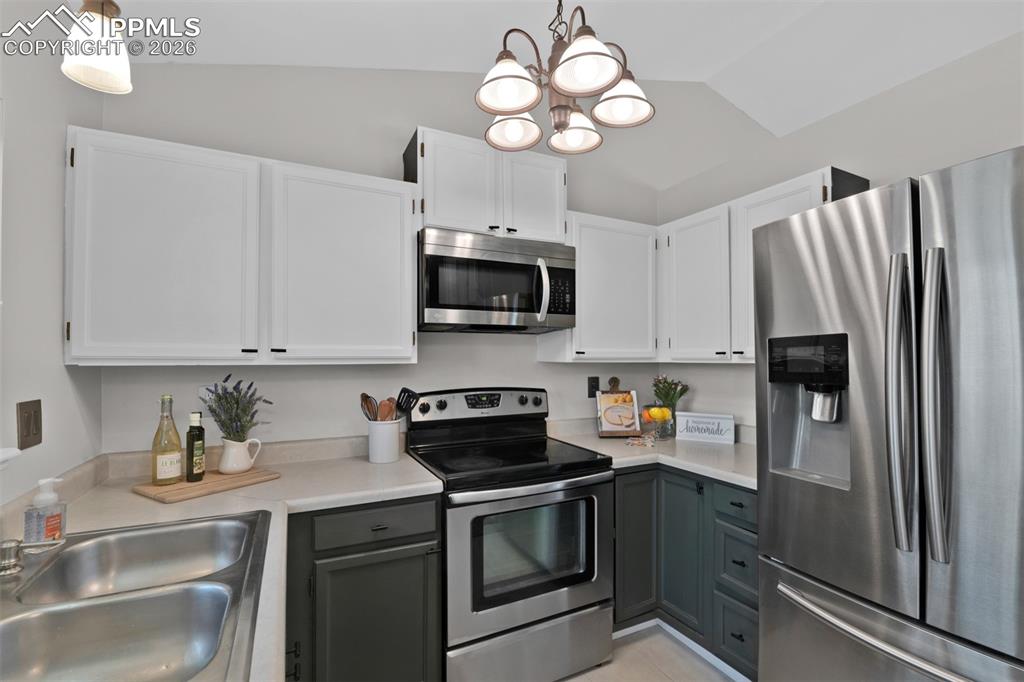 Image 15 of 42: Kitchen