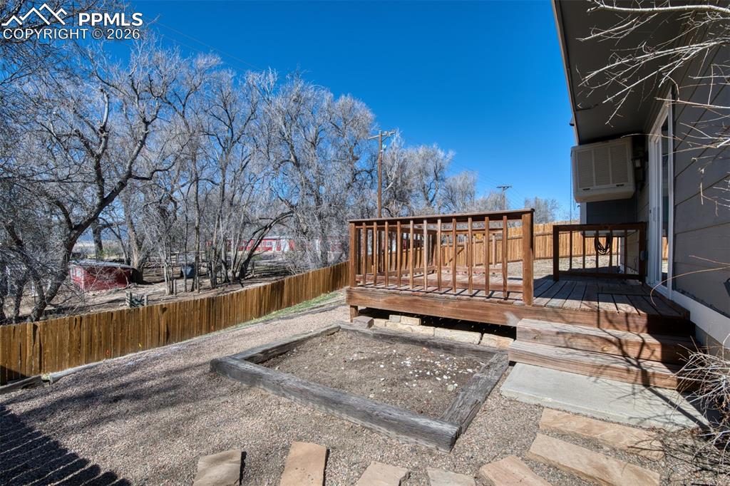 Image 37 of 42: Deck