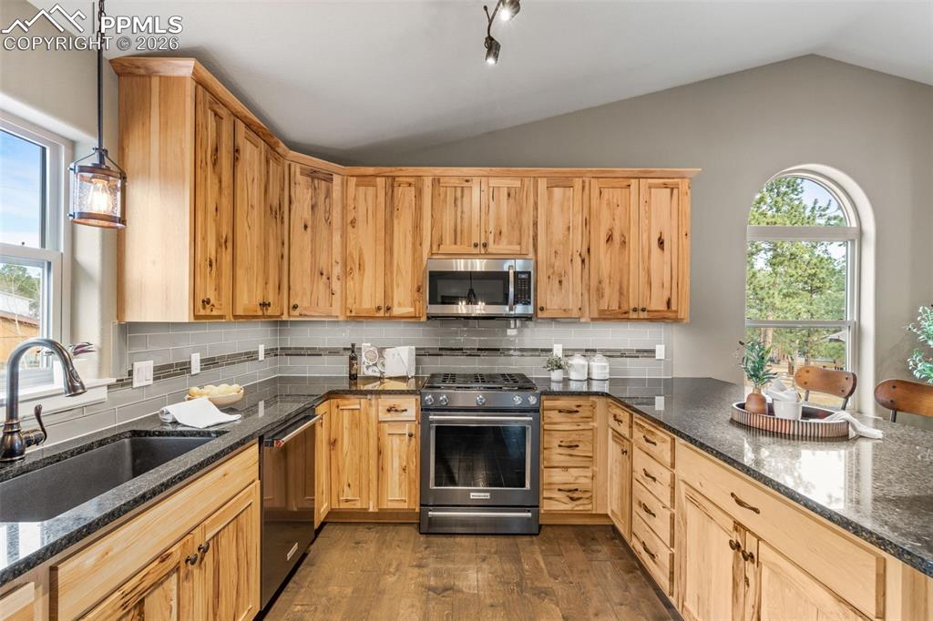 Image 18 of 48: Kitchen