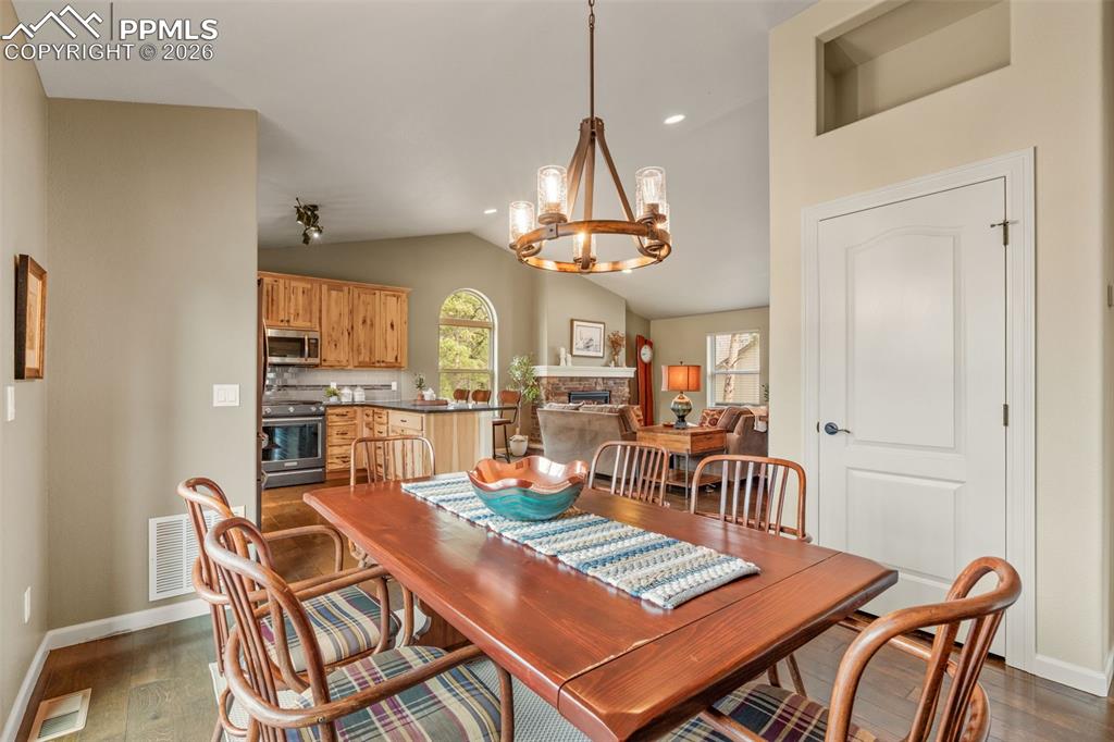 Image 23 of 48: Dining Area