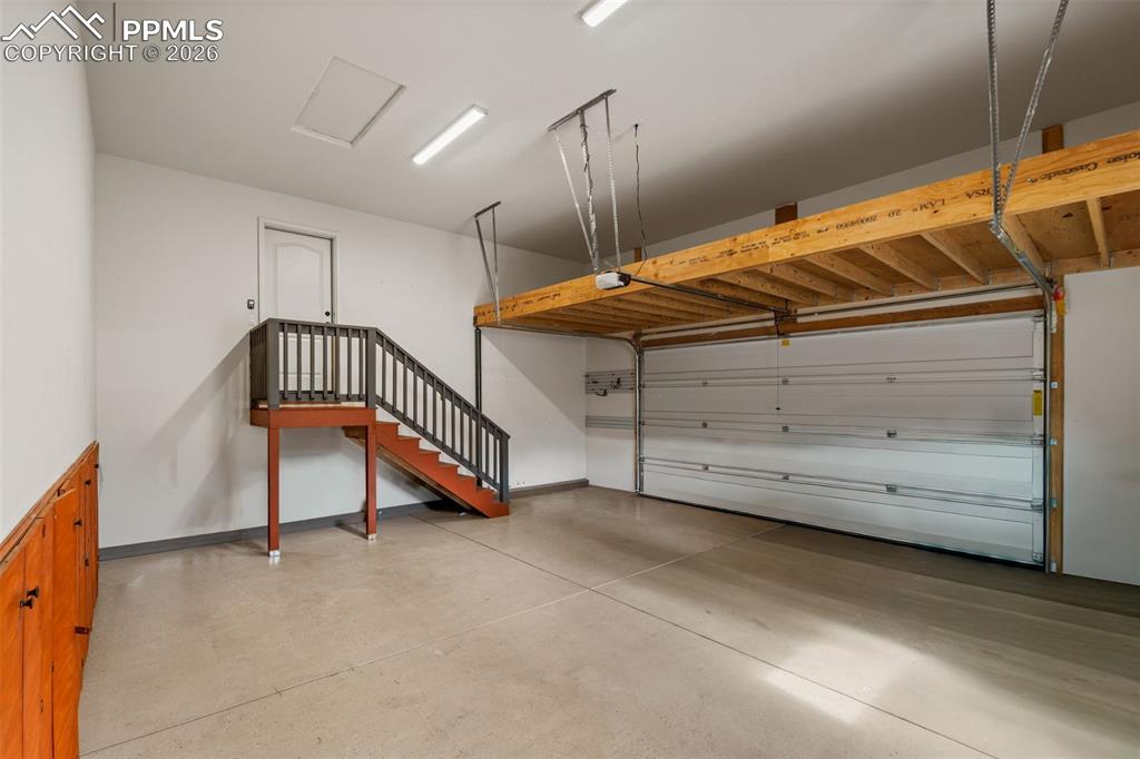 Image 40 of 48: Garage