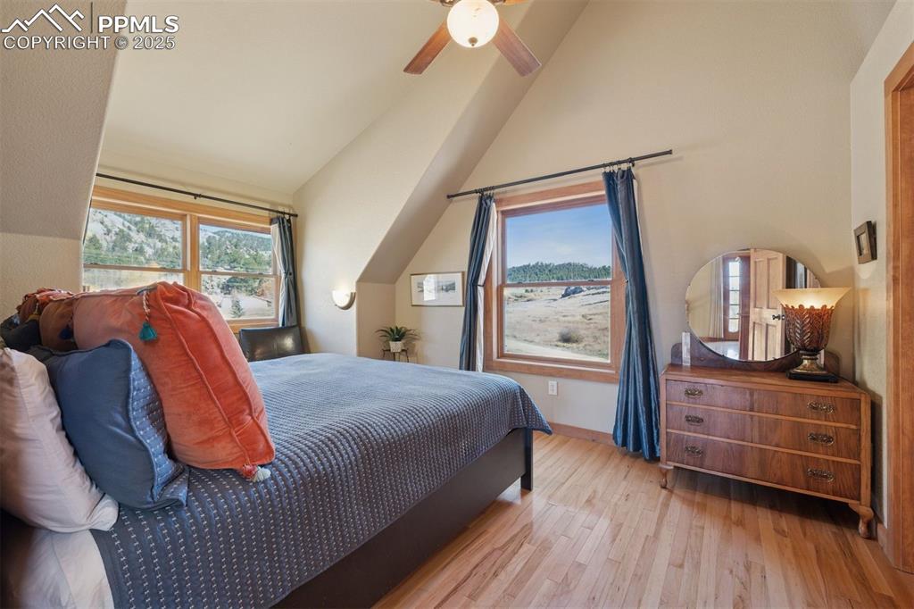 Image 18 of 49: Bedroom