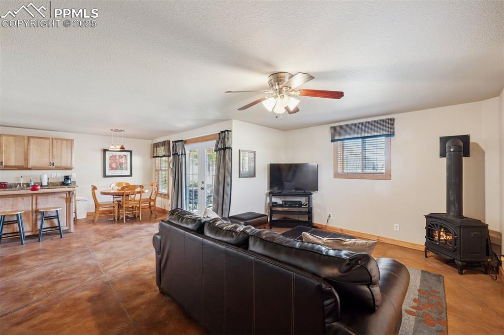 Image 20 of 49: Living Room