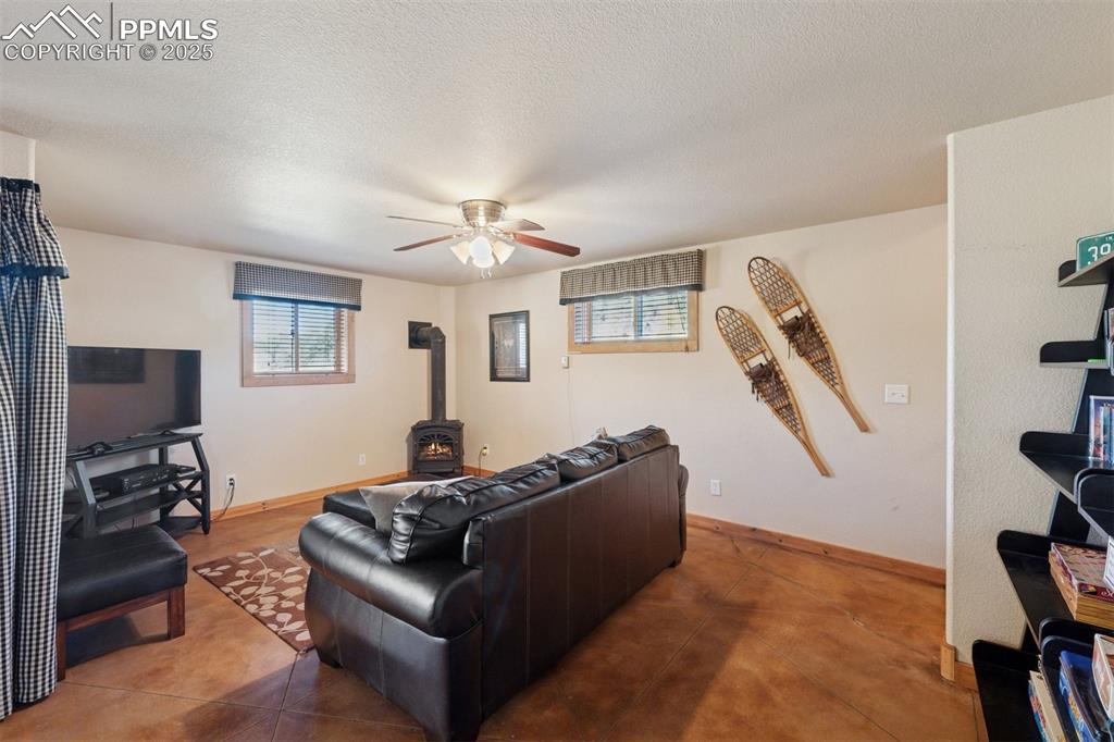 Image 21 of 49: Living Room