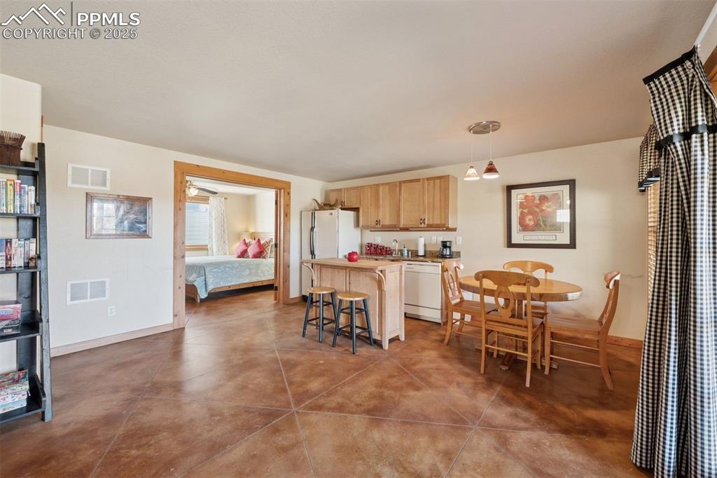 Image 22 of 49: Kitchen