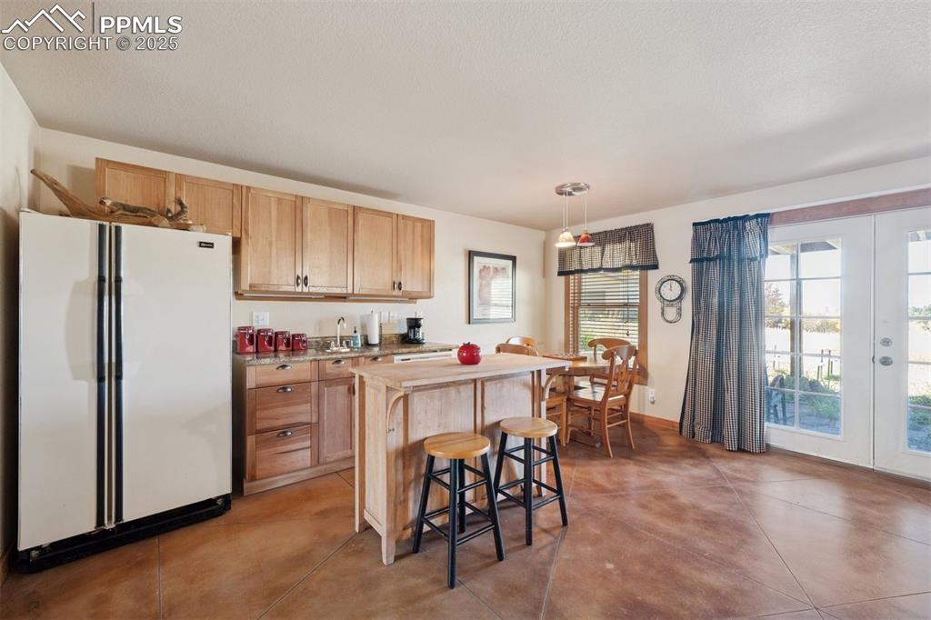 Image 23 of 49: Kitchen