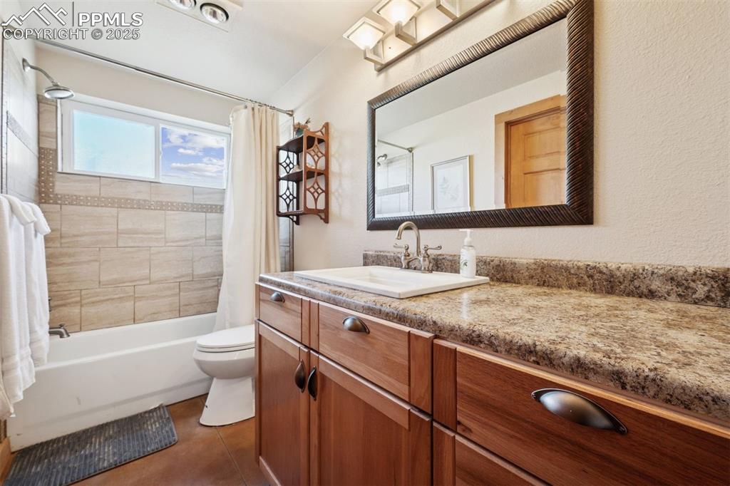 Image 26 of 49: Bathroom