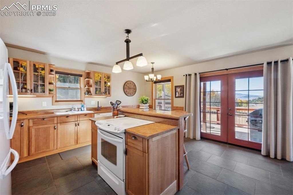 Image 5 of 49: Kitchen