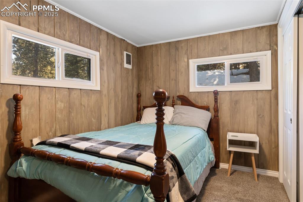 Image 12 of 25: Bedroom