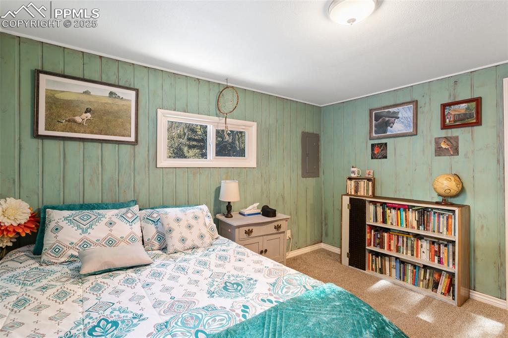 Image 15 of 25: Bedroom
