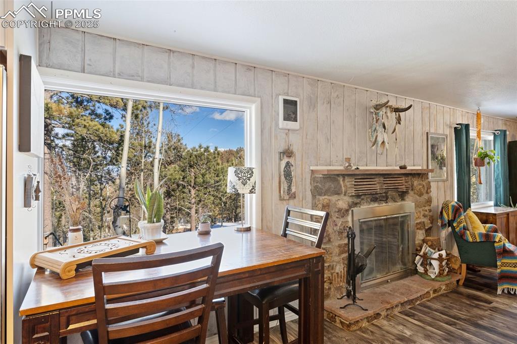 Image 6 of 25: Dining Area