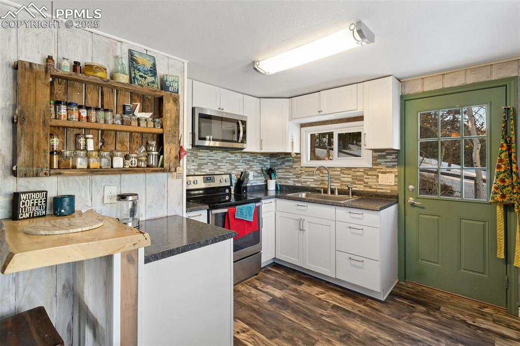 Image 8 of 25: Kitchen