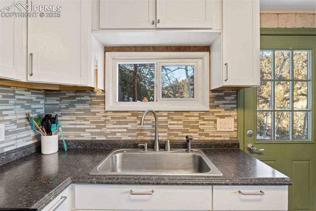 Image 9 of 25: Kitchen