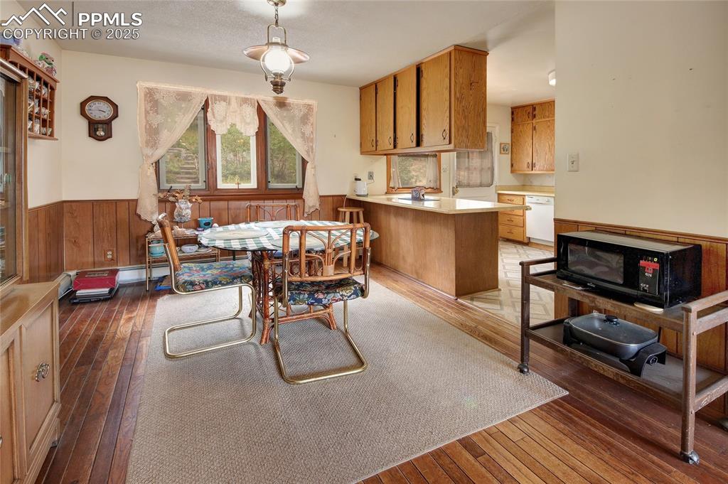 Image 12 of 43: Dining Area