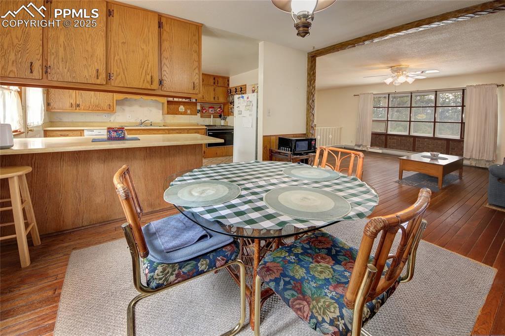 Image 13 of 43: Dining Area