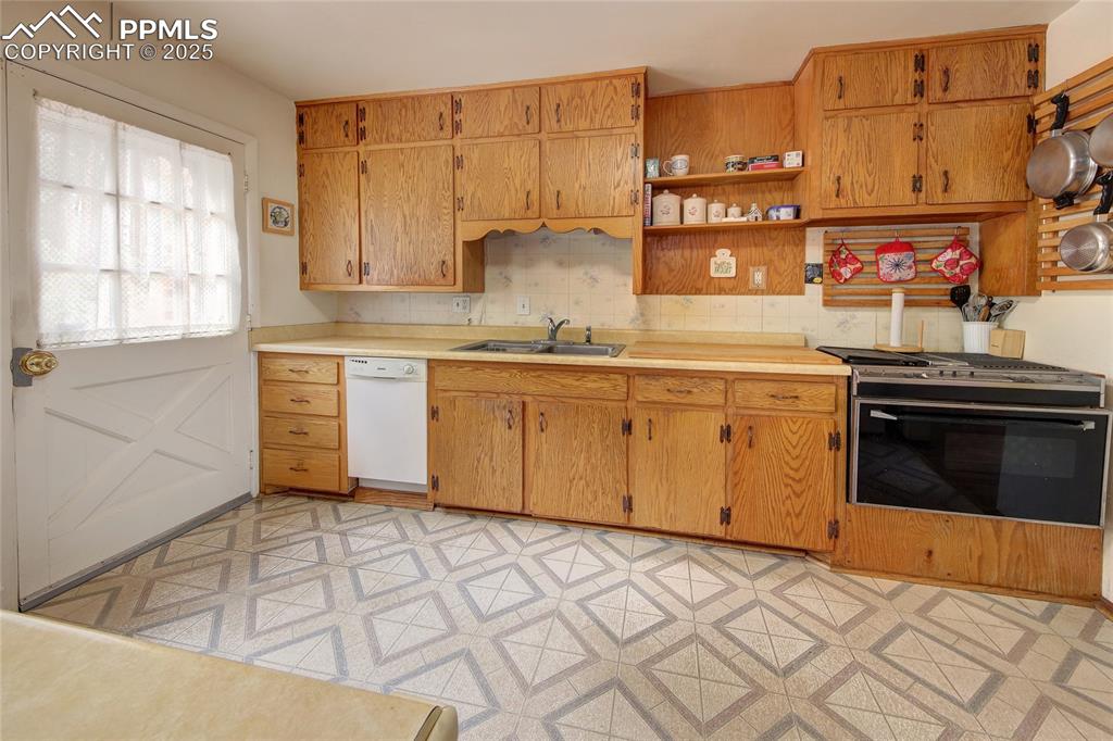 Image 14 of 43: Kitchen