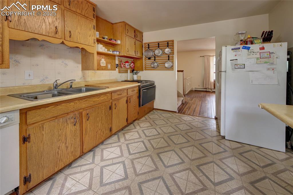 Image 15 of 43: Kitchen