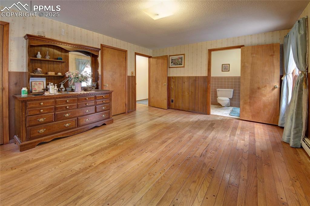 Image 18 of 43: Bedroom