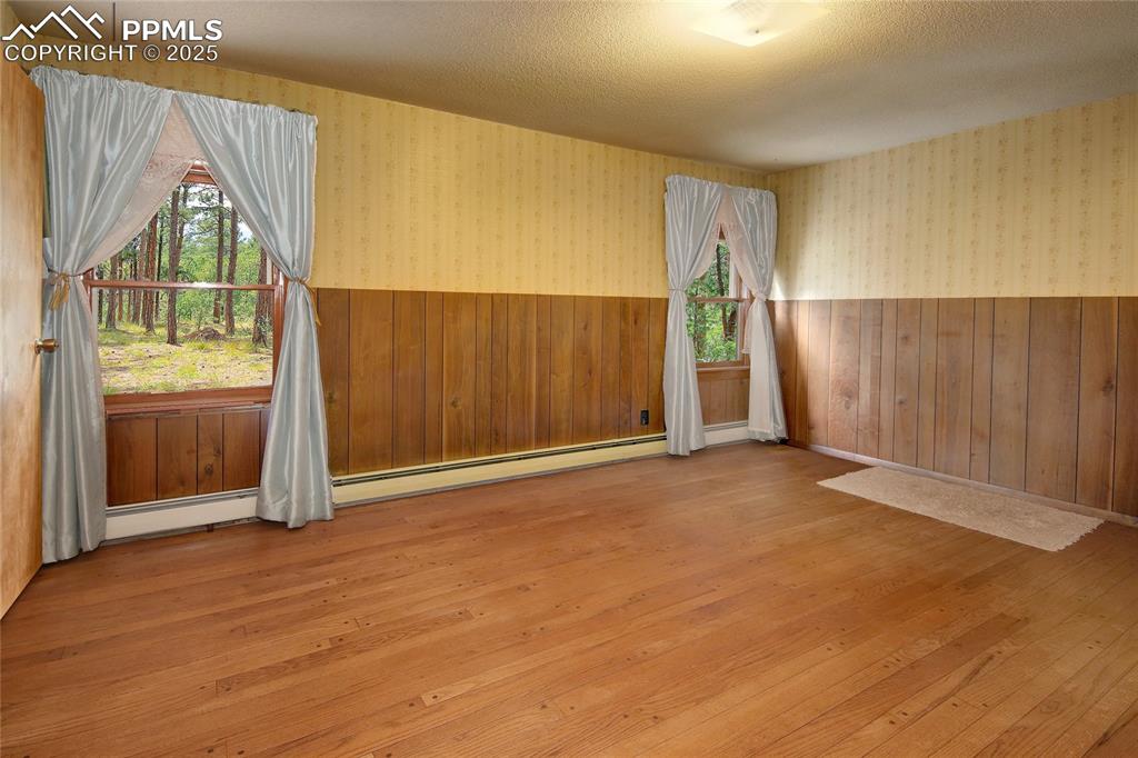 Image 19 of 43: Bedroom