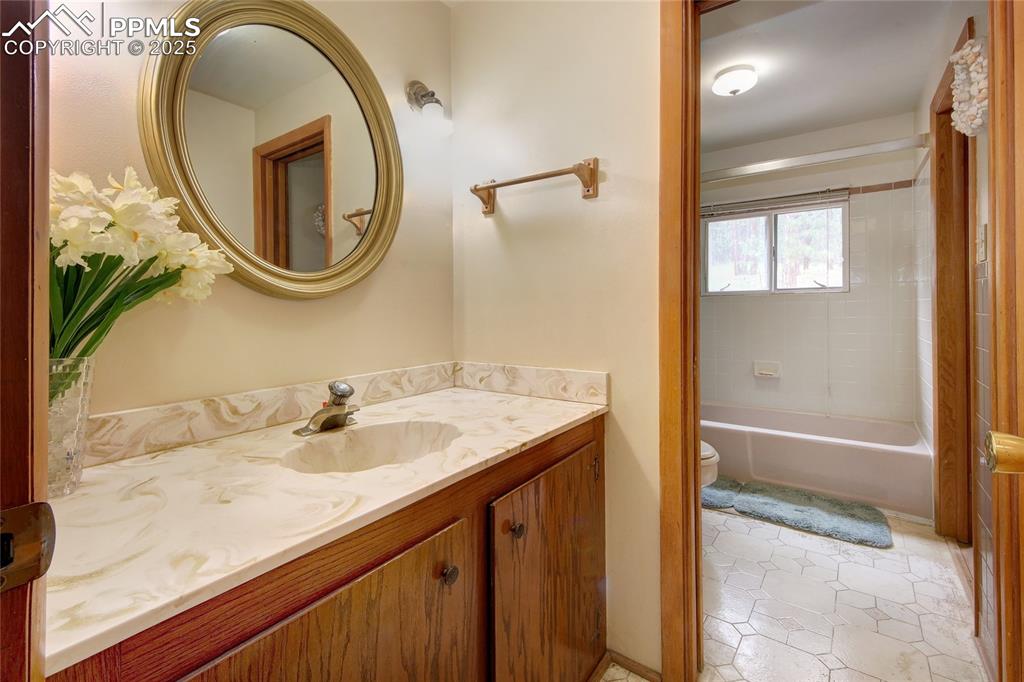 Image 20 of 43: Bathroom