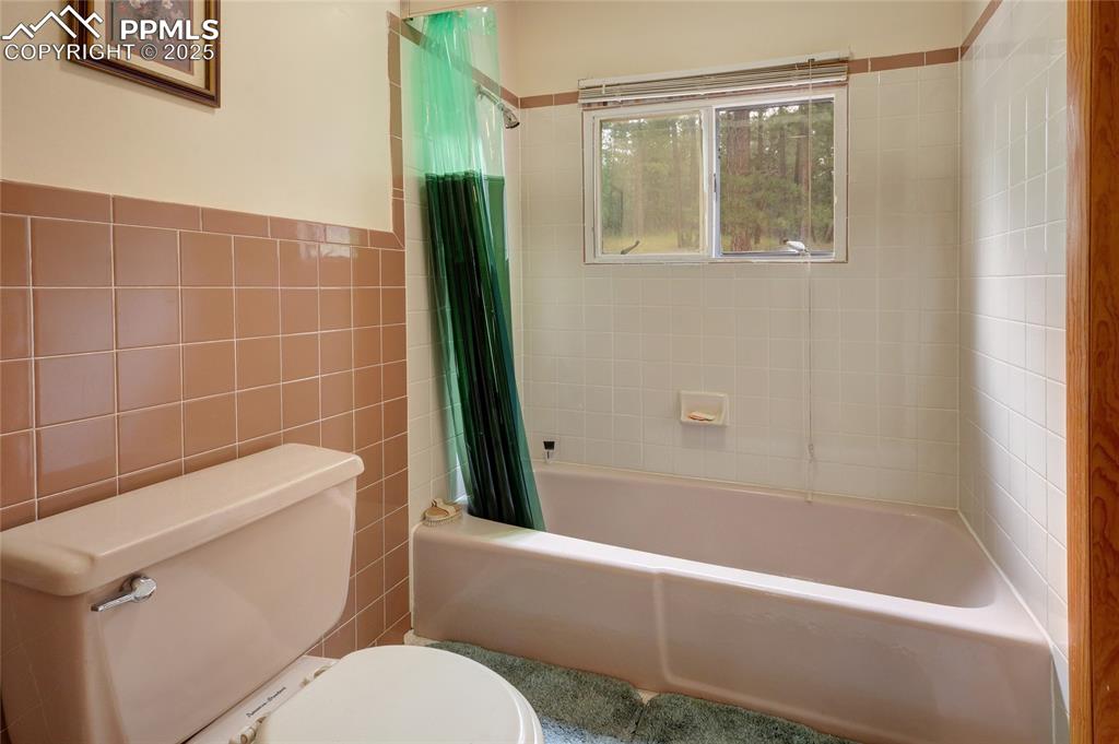 Image 21 of 43: Bathroom