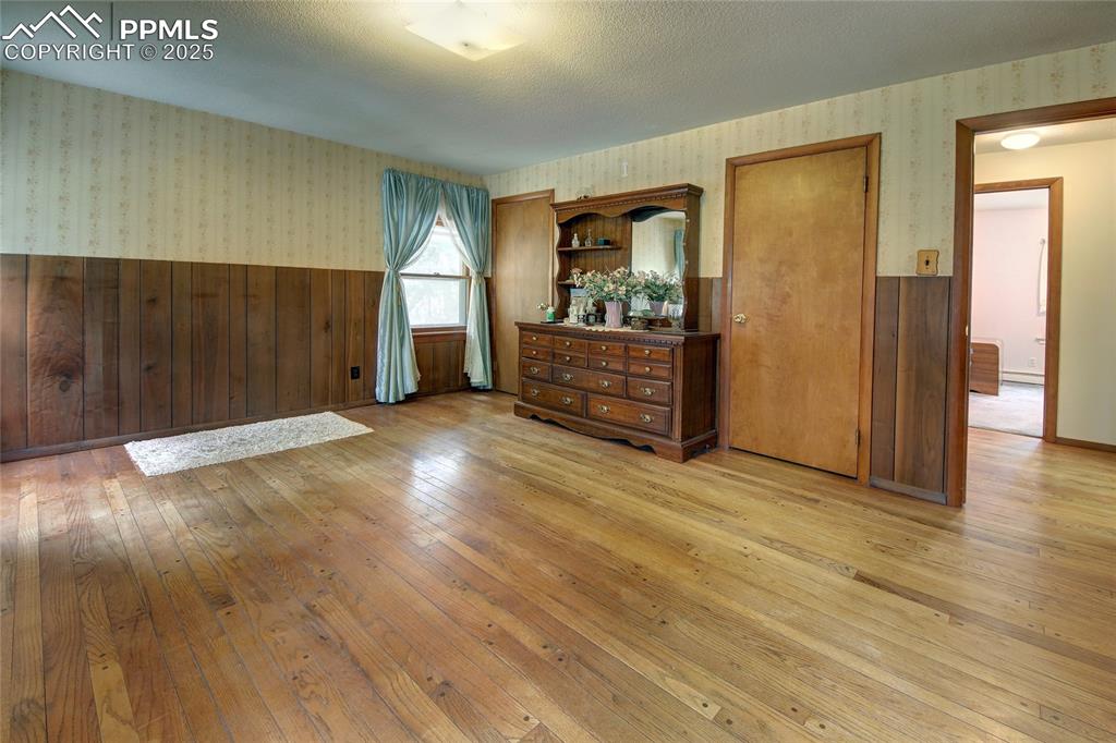 Image 22 of 43: Bedroom