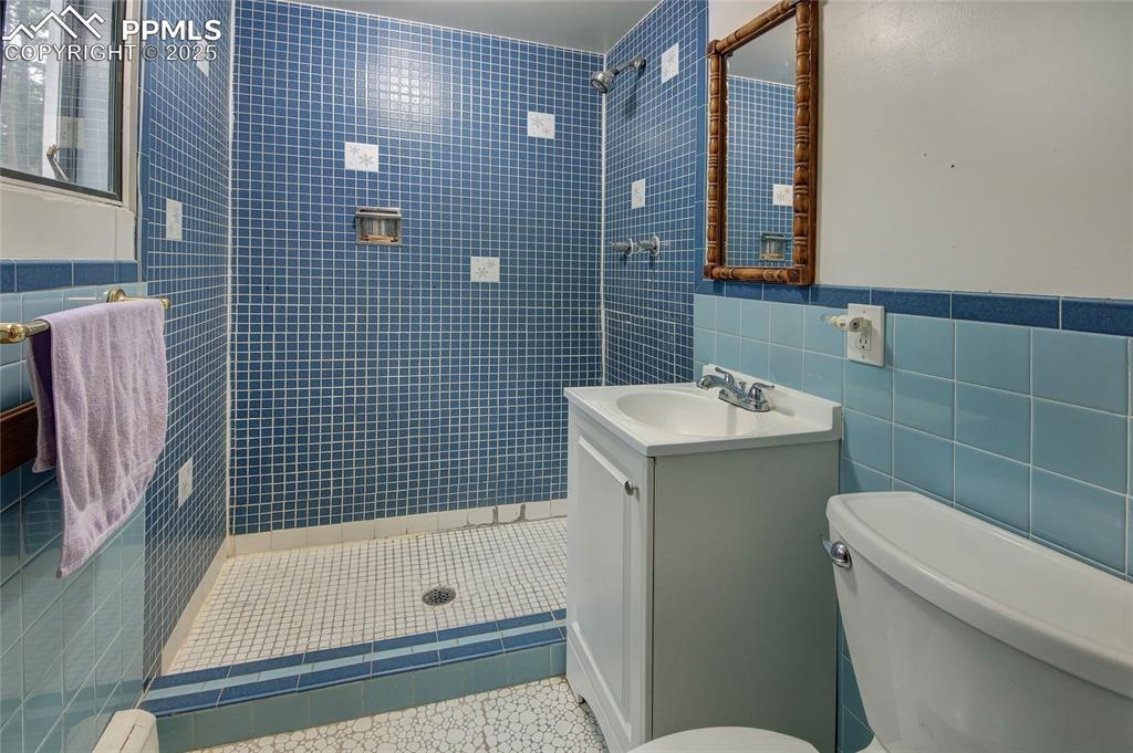 Image 25 of 43: Bathroom