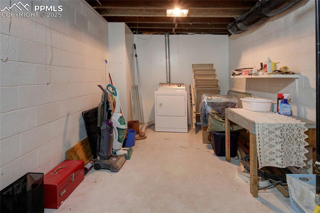 Image 29 of 43: Utility room/Laundry room