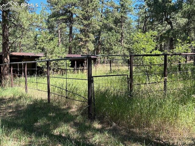 Image 5 of 43: Horse corral & shelter