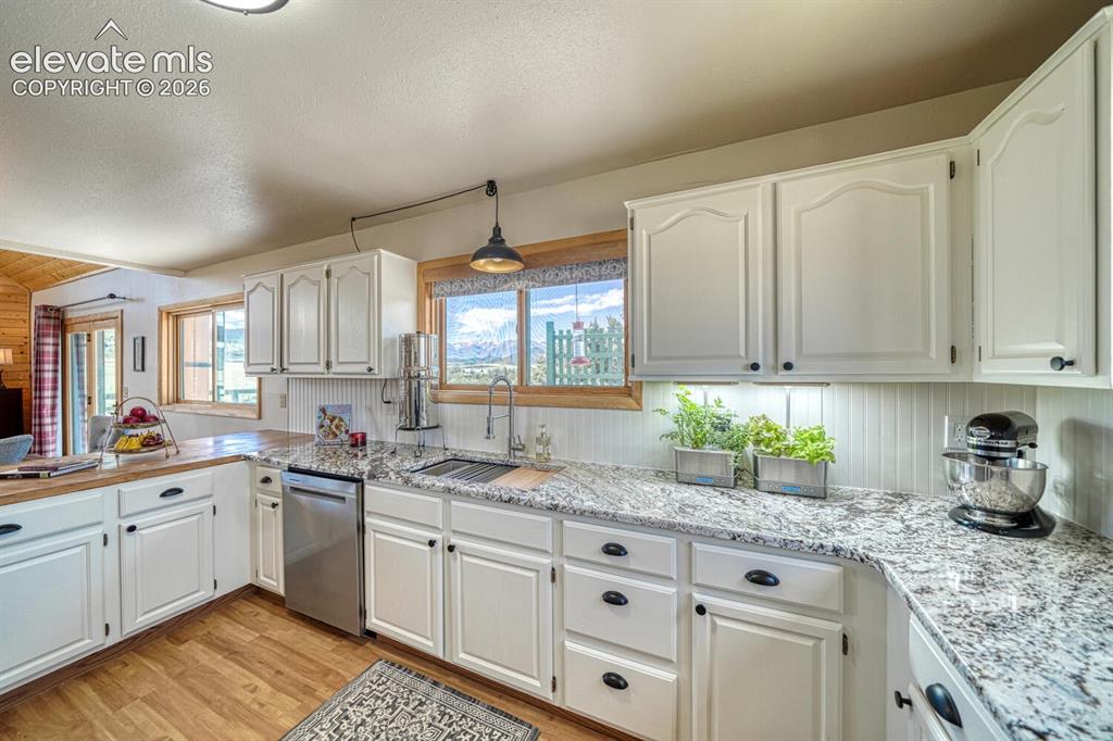 Image 12 of 50: Kitchen