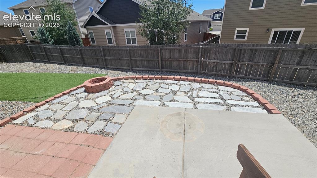 Image 11 of 50: Patio