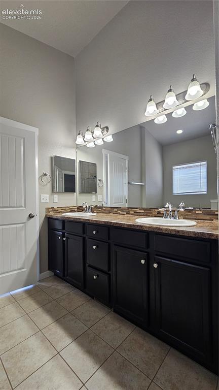 Image 18 of 50: Bathroom