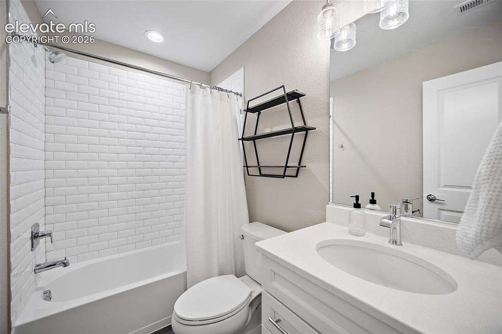 Image 7 of 48: Bathroom